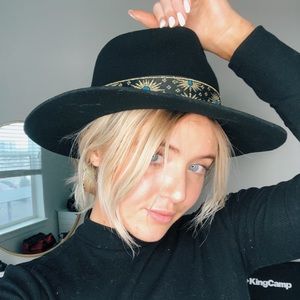 SOLD OUT Lack of color Phoenix Hat